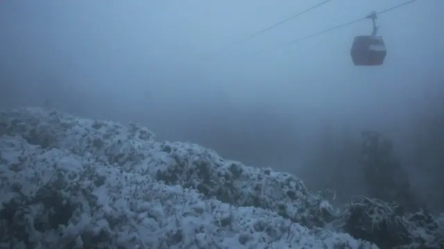 Teleférico sobre el territorio nevado