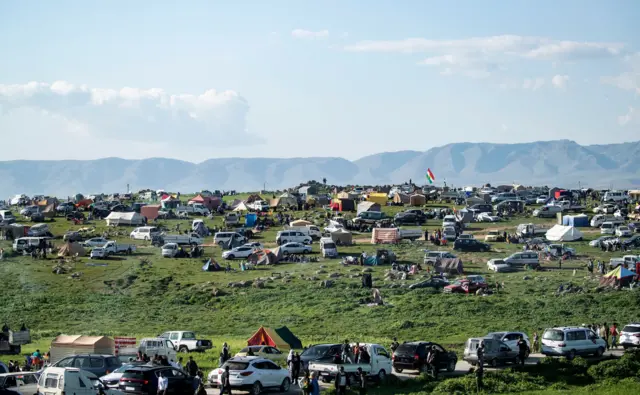 أكراد سوريون يجتمعون في احتفال عيد نوروز في محافظة الحسكة قرب الحدود السورية التركية، في 21 آذار 2019.