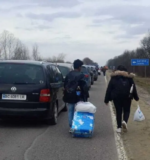 యుక్రెయిన్ దాటి వెళ్లేందుకు ప్రయత్నిస్తున్న ప్రజలు