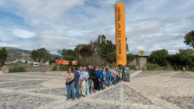 Turistas tiram fotos no monumento equatorialwww roletaQuitsato, no Equador