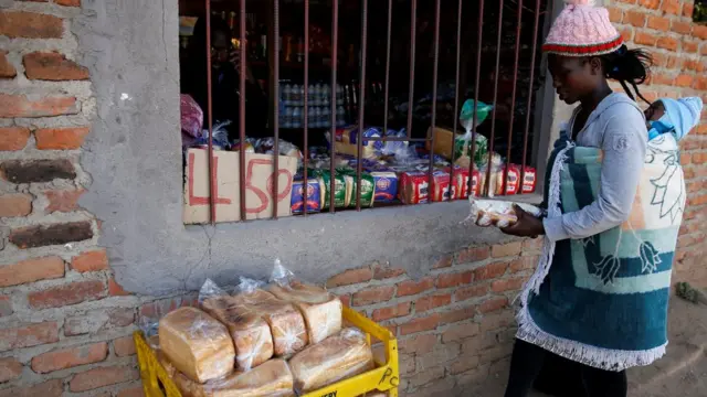 Warga membeli kebutuhan pokok di Chitungwiza