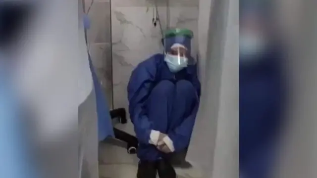 الممرضة آية علي التي انتشرت صورتها عبر وسائل التواصل الاجتماعي