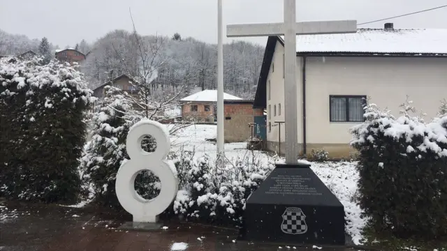 Памятник восьми погибшим детям, Витез