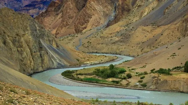 4166 મીટરની ઊંચાઈએ એક પહાડની ટોચ પર બનેલા મઠમાંથી સ્પિતિ નદીને વહેતી જોઈ શકાય છે.