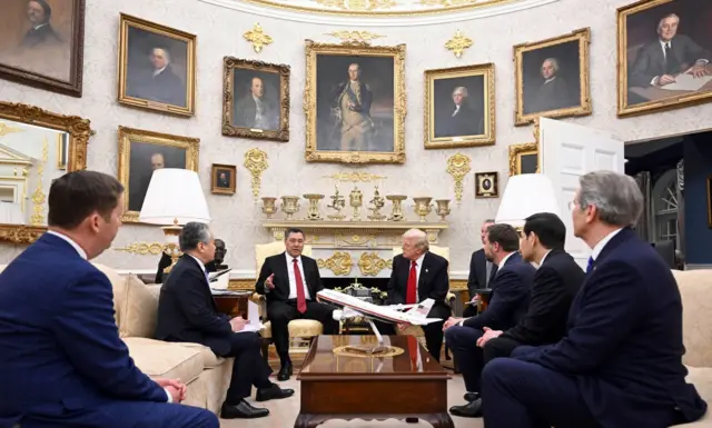 Садыр Жапаров менен Дональд Трамптын жолугушуусу.