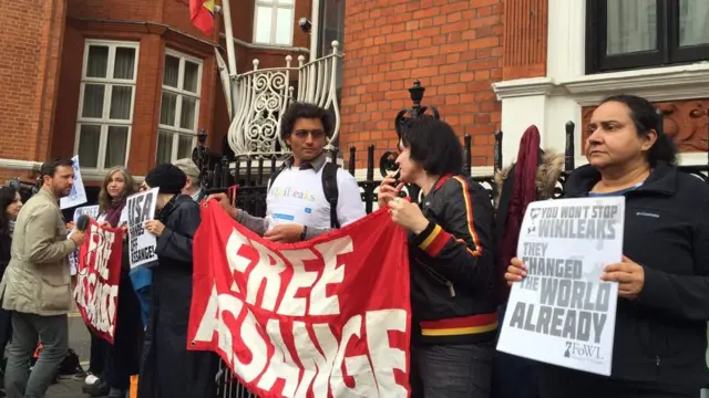 Сторонники Ассанжа собрались у посольства Эквадора после решения шведской прокуратуры