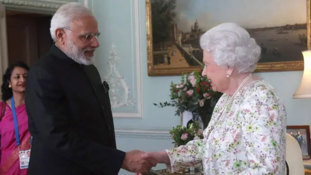 એલિઝાબેથ દ્વિતિય સાથે વડાપ્રધાન મોદી