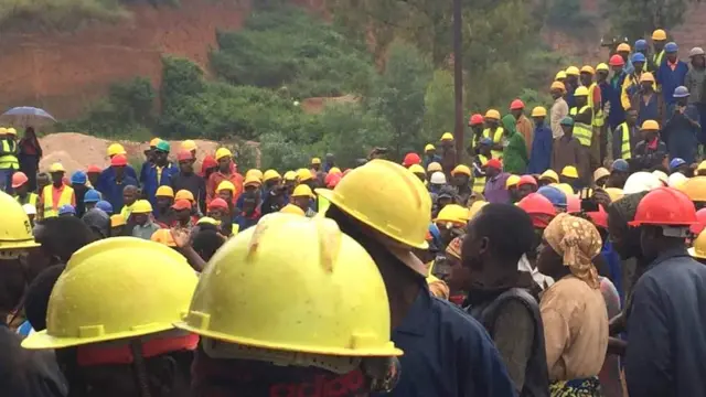 Abakozi bo mu kirombe i Rwamagara bategereje ko bagenzi babo barokorwa