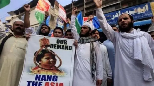 ஆசியா பீபிவியின் மரண தண்டனையை ரத்து செய்து விடுதலை செய்த பின்னர், நாட்டை முடக்கும் அளவில் பெரும் போராட்டங்கள் நடைபெற்றன.