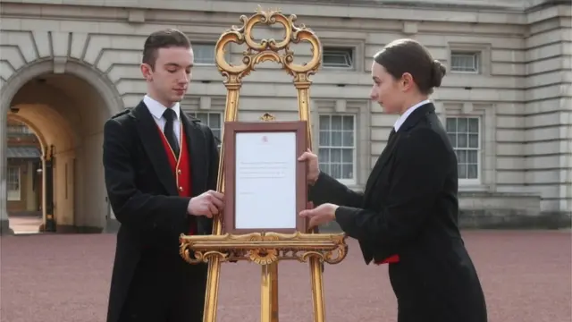 Офіційна грамота, що повідомляє про народження малюка в королівській родині