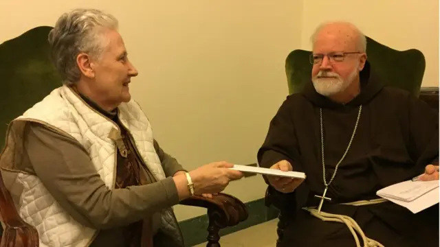 Marie Collins y el cardenal O'Malley.