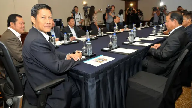 พล.ท. ภราดร กับ พ.ต.อ. ทวี (ซ้ายมือ)