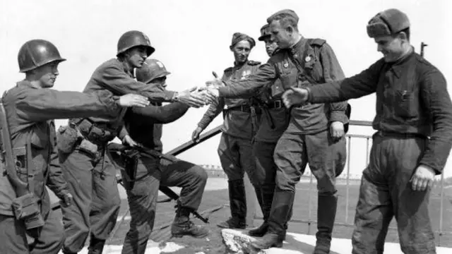 Nisan 1945'te Elbe Nehri kıyısındaki Torgau kasabasında el sıkışan ABD ve Rus askerleri