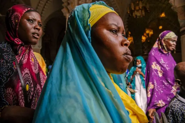 Wadanda suka hada taron sun wanke masallacin Touba a ranar 26 ga watan Satumba 2021, wani babban taro da Musulmai ke yi duk shekara a Senegal, wurin da dubban mutane ke zuwa ibada a kowacce shekara.