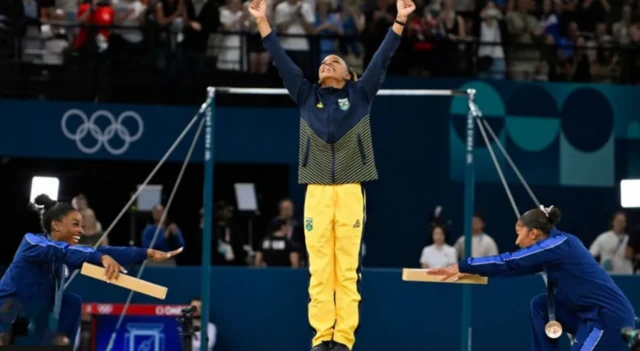 አሜሪካዊያኑ ሜዳሊያቸውን ካጠለቁ በኋላ ለብራዚላዊቷ ተቀናቃኛቸው እጅ በመንሳት ደማቅ ክብር ሰጥተዋታል።