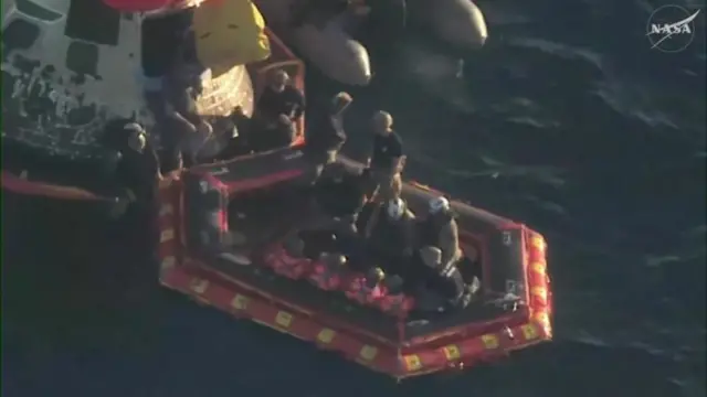 ক্যাপসুল থেকে বের হওয়ার পর এমন নৌযানে তোলা হয় নভোচারীদের