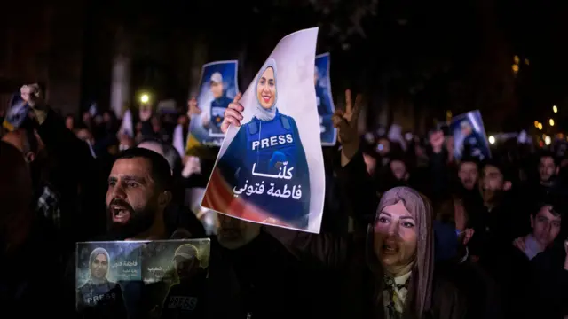 Manifestantes durante uma manifestação após a morte dos jornalistas libaneses. Na frente, uma mulher segura foto da repórter da Al Mayadeen Fatima Ftouni 