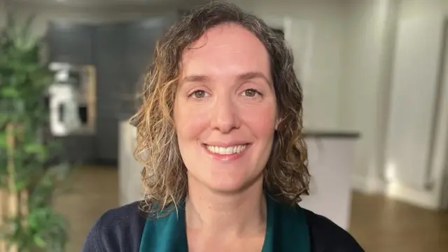 Suzanne Vernazza est une physiothérapeute spécialisée dans la santé pelvienne, dont le "SqueezeAlong" quotidien compte plus de 600 000 adeptes sur TikTok.