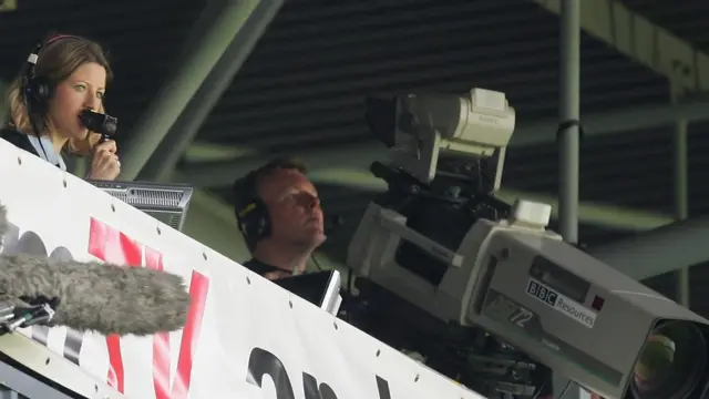 Jacqui Oatley narrando su primer partido de fútbol