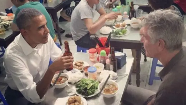 Anthony Bourdain compartiendo una comida con Barack Obama en Vietnam.