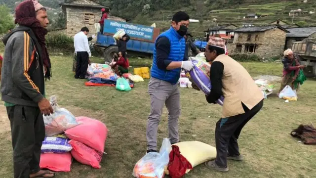राहत वितरण गरिँदै