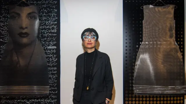 سمیرا علیخان‌زاده، از هنرمندان ایرانی خلق‌کننده نمایش "بودن و آواز خواندن"