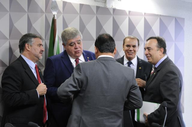 Deputados e senadores conversamroleta de carrossala do Senado