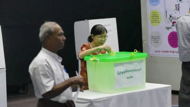 ကြားဖြတ်ရွေးကောက်ပွဲမှာ မဲပေးနေတဲ့ မဲဆန္ဒရှင်ပြည်သူတဦး