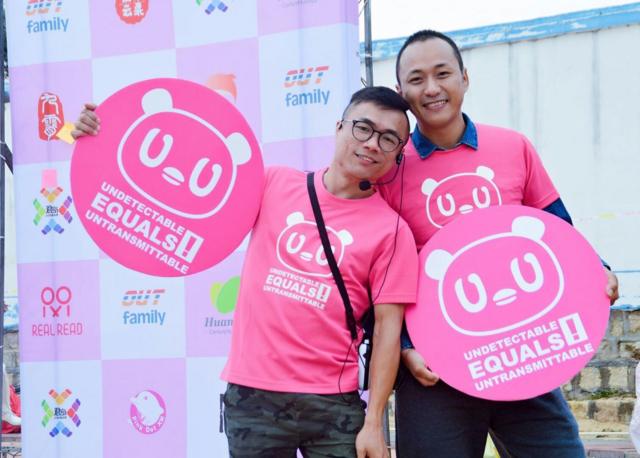 张锦雄（左）患有艾滋病近二十年，近年来他一直为同志平权及艾滋病防治奔波。