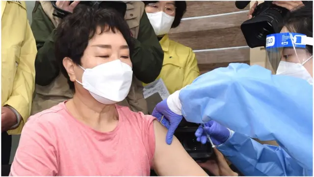 백신 접종이 시작된 26일 서울 노원구 보건소에서 '첫 접종자' 이경순 씨가 백신 접종을 받고 있다