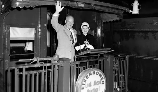 Dwight Eisenhower saluda.