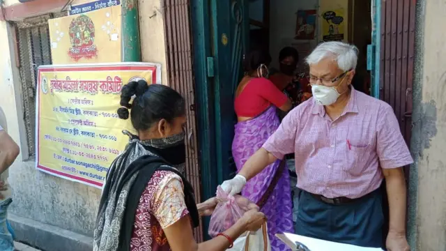 কলকাতার সোনাগাছি এলাকার যৌনকর্মীদের দৈনন্দিন জীবনযাপনে সমস্যা তৈরি হয়েছে