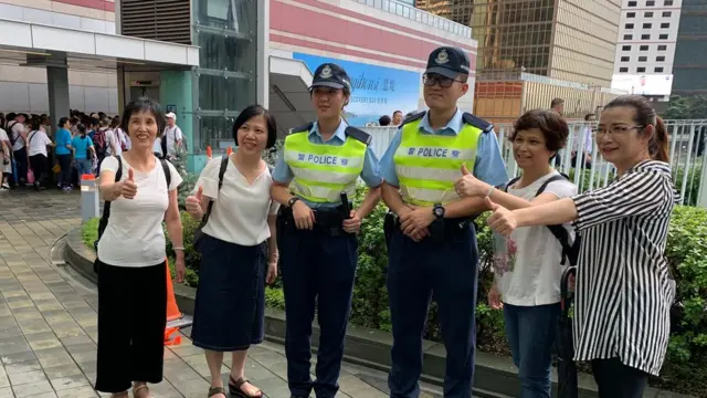 据目测，参加建制派集会的人平均年龄较大。