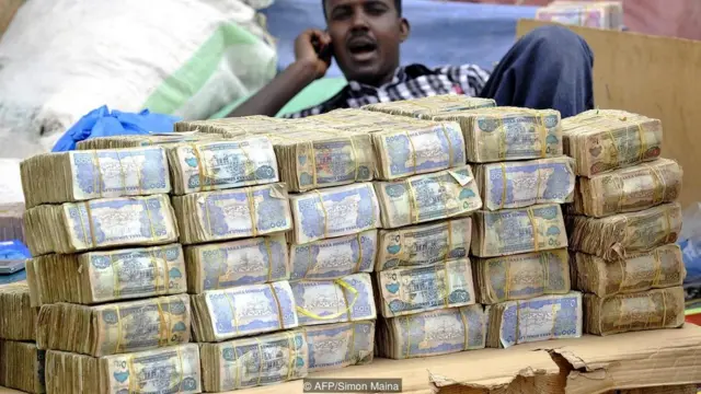 Satu dolar AS setara dengan 9.000 shilling Somaliland - nilai mata uang ini begitu rendah, para pelanggan berkeliling pasar dengan tumpukan uang kertas dalam tas mereka.