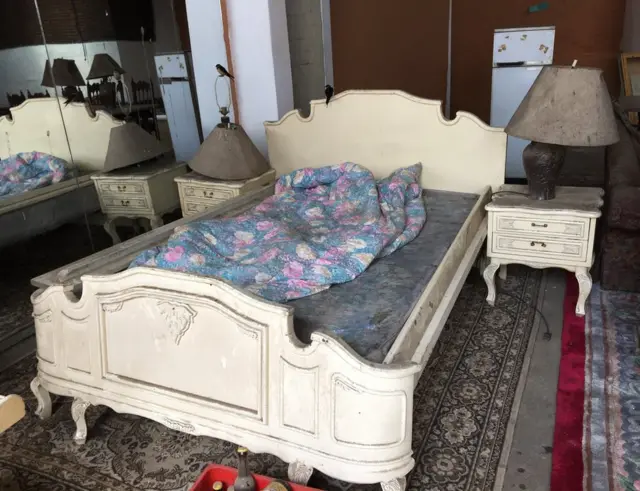 በኤምባሲው ክፍሎች ውስጥ ከተገኙ የቤት መገልገያዎች ውስጥ ይህ አልጋ ይገኝበታል።