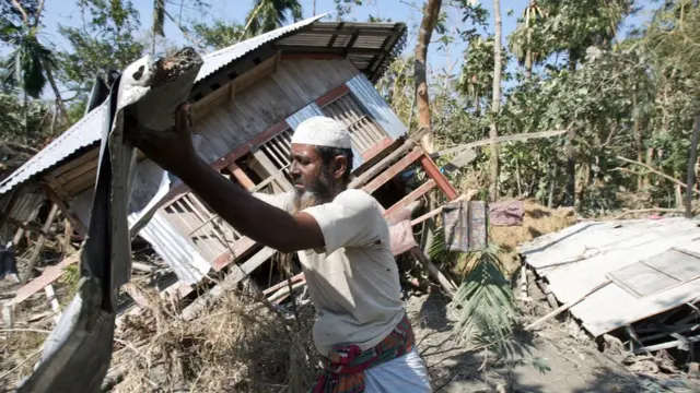 গুলবুনিয়া গ্রামে চলছে ভাঙা সংসার জোড়া দেয়ার কাজ।