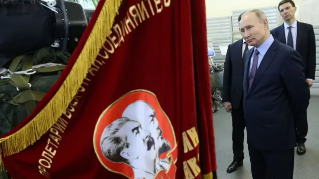 லெனின், ஸ்டாலின் படங்களைப் பார்வையிடும் புதின்.