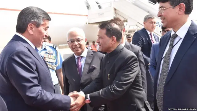 किरगीझ रिपब्लिकचे राष्ट्राध्यक्ष सुरॉन्बे जीनबेकेव यांचं स्वागत करताना परराष्ट्र मंत्रालयाचे प्रतिनिधी
