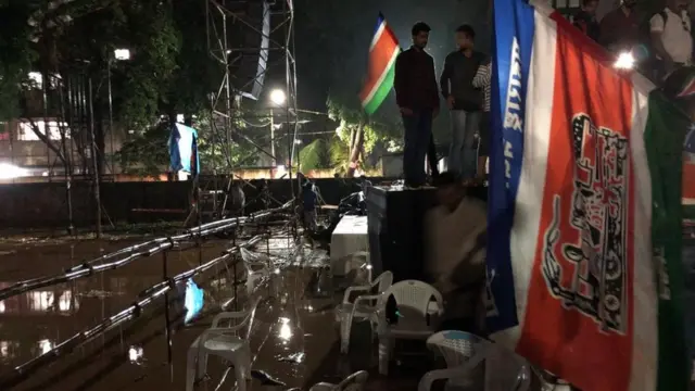 पावसामुळे सभेसाठी उभारलेल्या स्टेजचं नुकसान झालं.