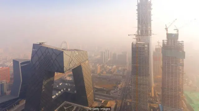 Pemandangan kota di bawah udara tercemar