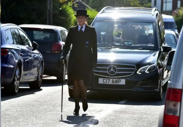 لیانا چمپ در حال برگزاری مراسم تدفین