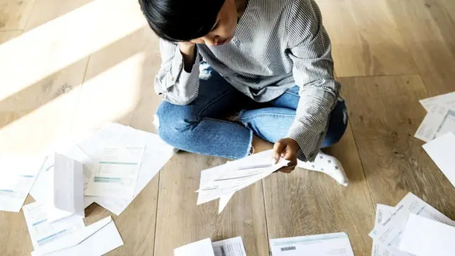 Во многих странах у молодых работников - большие долги по кредитам, взятым на учебу в университете