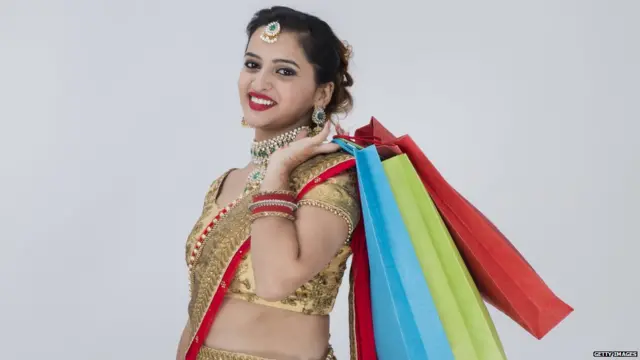 शॉपिंगनंतर तुम्हीसुद्धा कॅरी बॅगसाठी पैसे देता का?