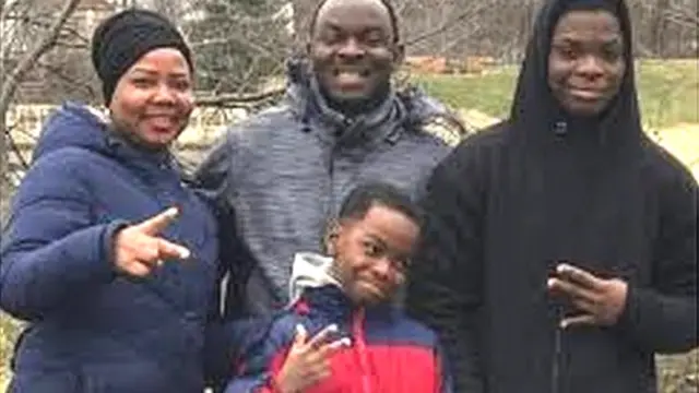 Tanitoluwa Adewunmi, awọn obi ati ẹgbọn rẹ