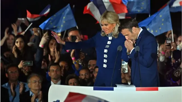 স্ত্রীর সঙ্গে এমানুয়েল ম্যাঁক্র