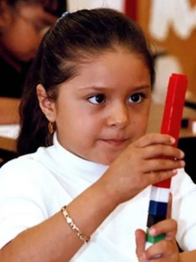 Niña aprendiendo matemáticas con un juego