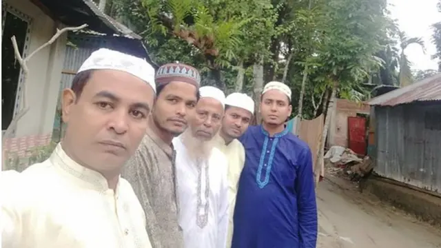 বাবাকে নিয়ে তিন সন্তানের সেলফি।