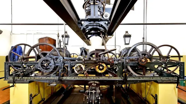 Общий вес этого чрезвычайного продуманного часового механизма - около пяти тонн