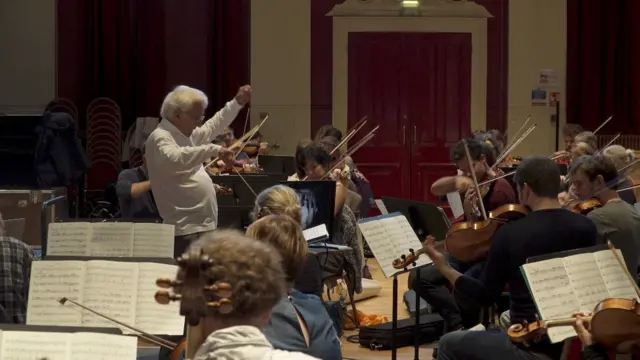 Владимир Ашкенази дирижирует репетицию с лондонском оркестро "Филхармония"