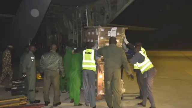 CBN and NAF dey load election materials inside plane